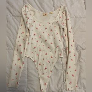 levis white bodysuit with flowers